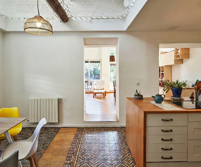 Rénovation d'appartements à Marseille, création d'une double hauteur, cuisine en carreaux ciment et bois, filet de jeux